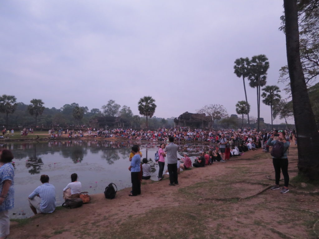Touristenauflauf zum Sonnenaufgang in Angkor Wat