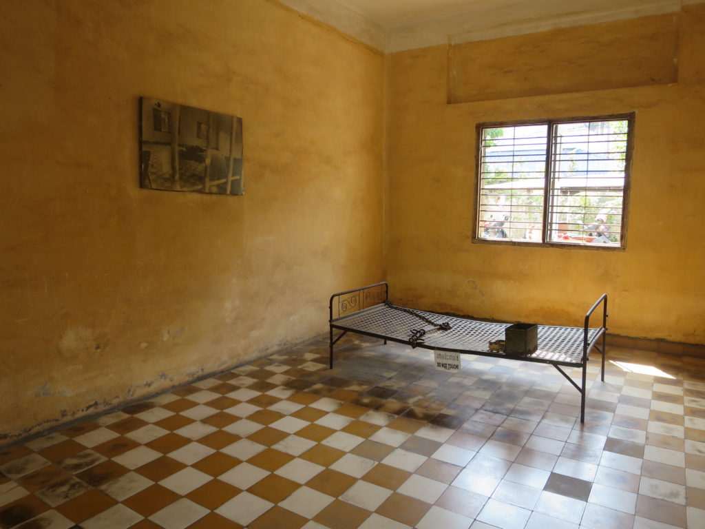Verhoer Zelle im Toul Sleng Genozid Museum in Phnom Penh