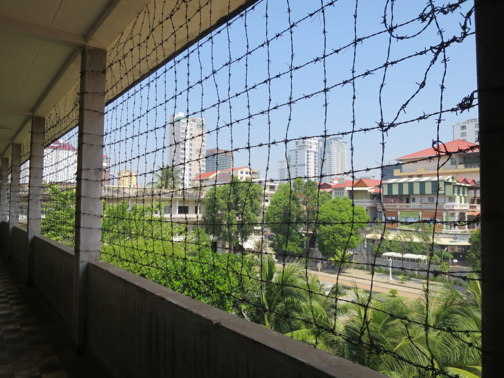 Blick aus Gebaeude B des S21 auf Phnom Penh