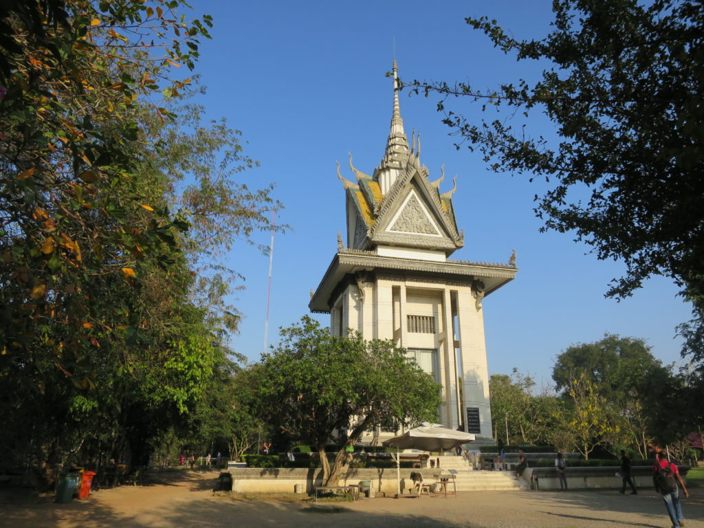 Gedenkstupa mit den Ueberresten der Opfer der Khmer Rouge in den Killing Fields