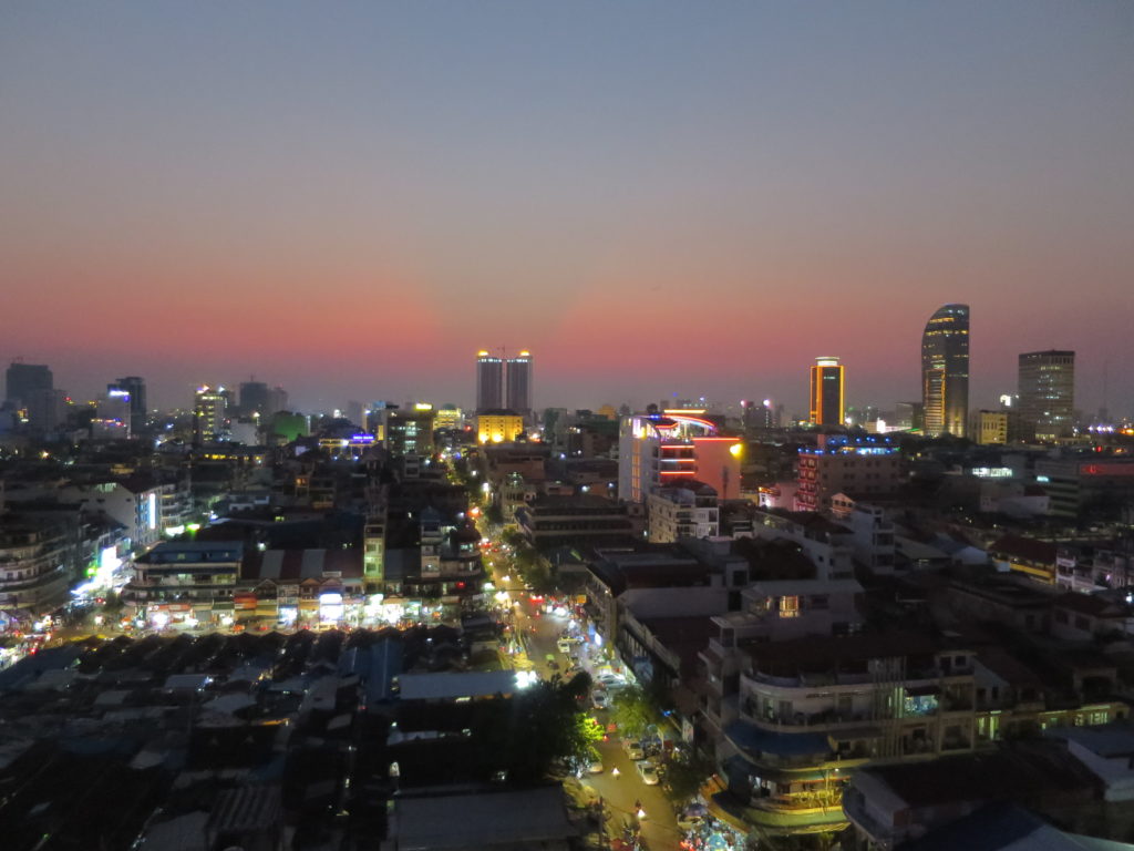 Blick ueber Phnom Penh bei Sonnenuntergang