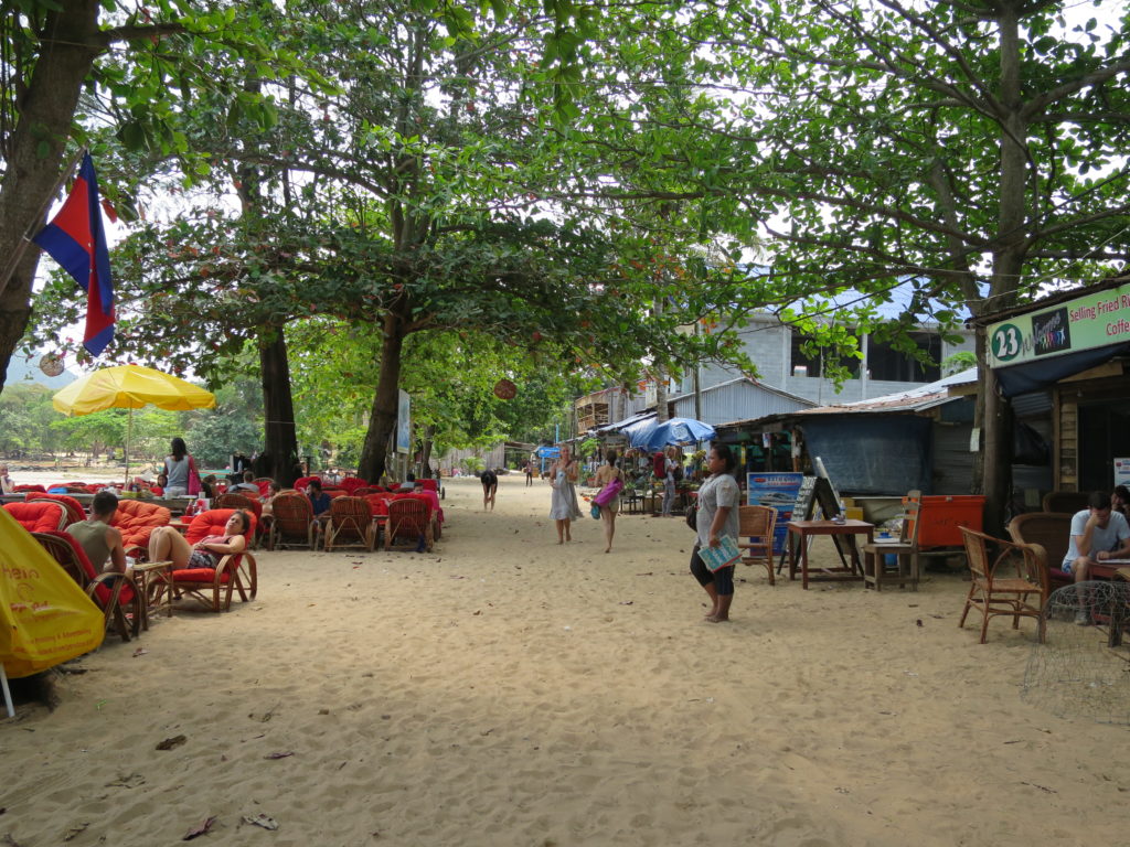 Strandpromenade im M'Pay Bay Village auf Koh Rong Samloem