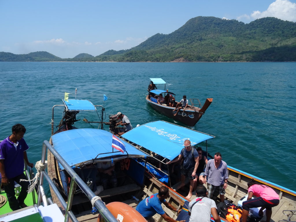 Umsteigen auf die Longtail Boats vor Koh Jum