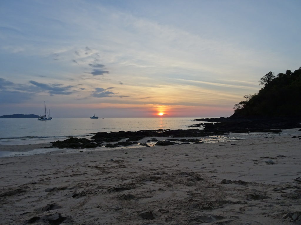 Sonnenuntergang am Charlie Beach auf Koh Mook