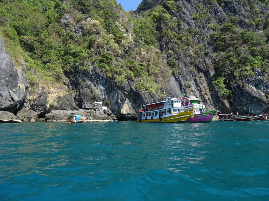 Boote am Eingang zur Emerald Cave auf Koh Mook