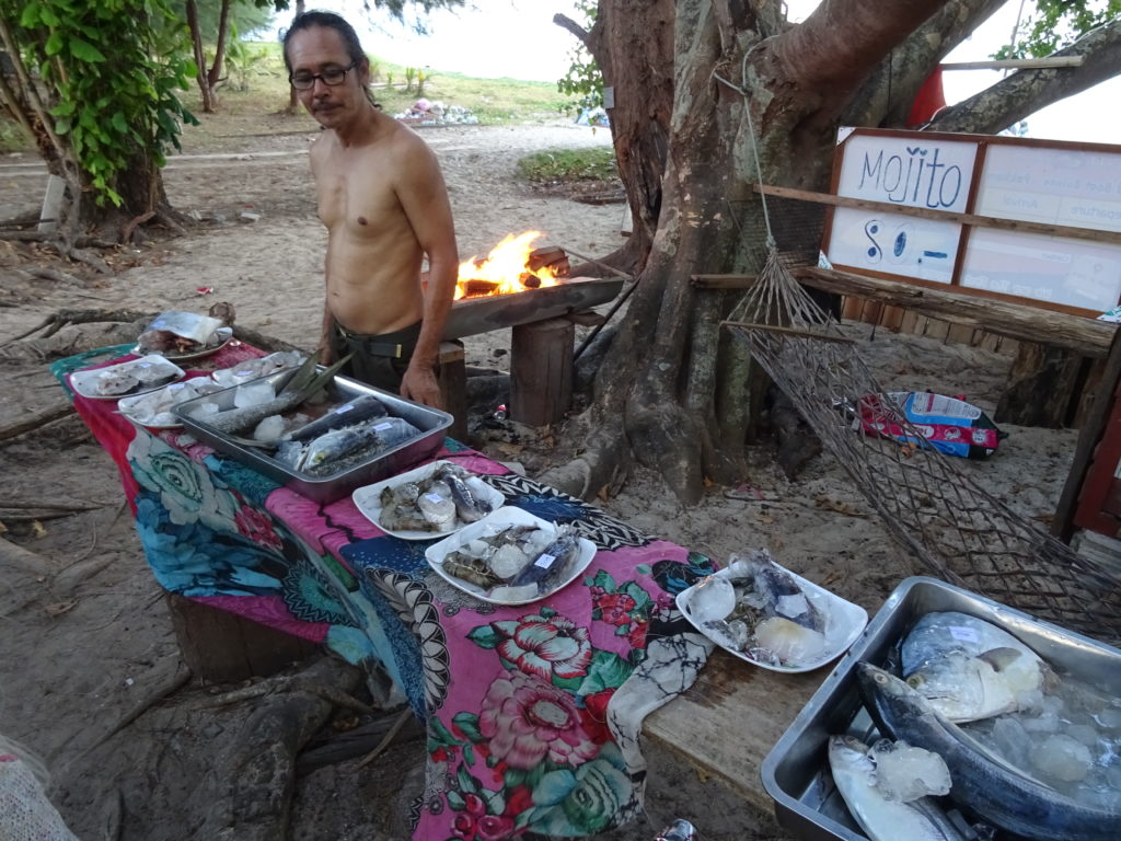 Fisch BBQ am Strand auf Koh Bulon
