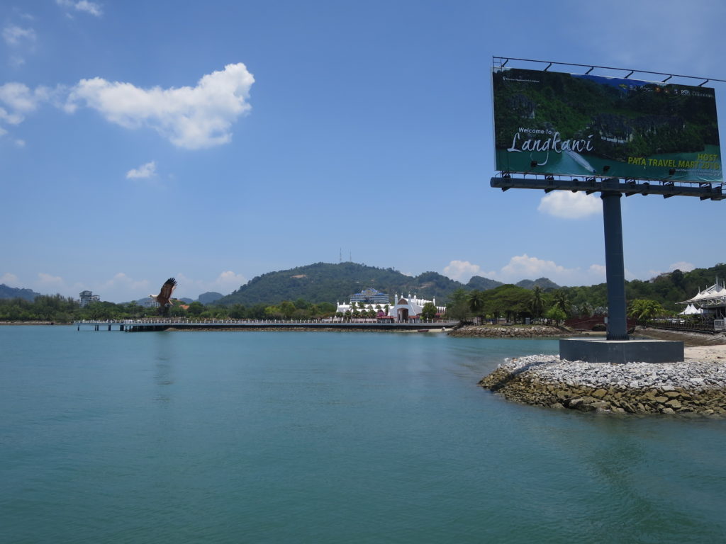 Blick vom Faehrhafen in Kuah auf Langkawi