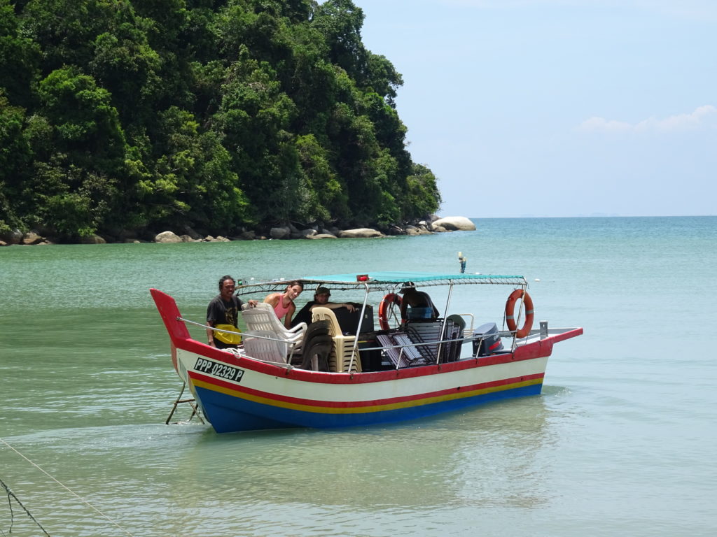 Umzug mit dem Boot am Monkey Beach