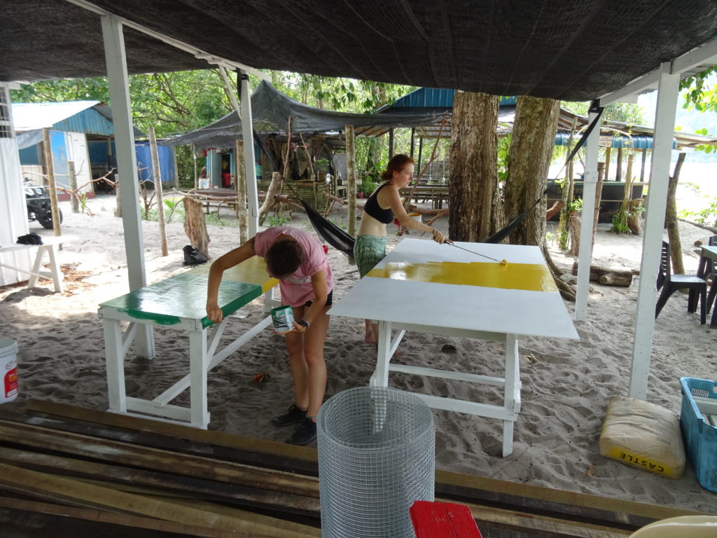 Tische streichen am Strand