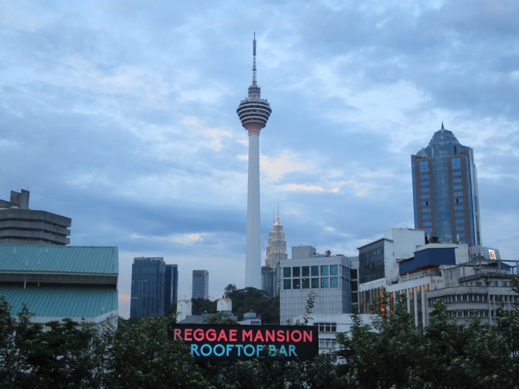 Blick von der Rooftop Bar des Reggae Masion Hostels auf Kuala Lumpur