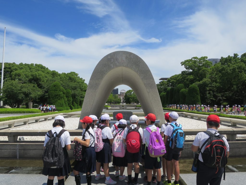 Japanische Schulkinder vor der Flame of Peace in Hiroshima
